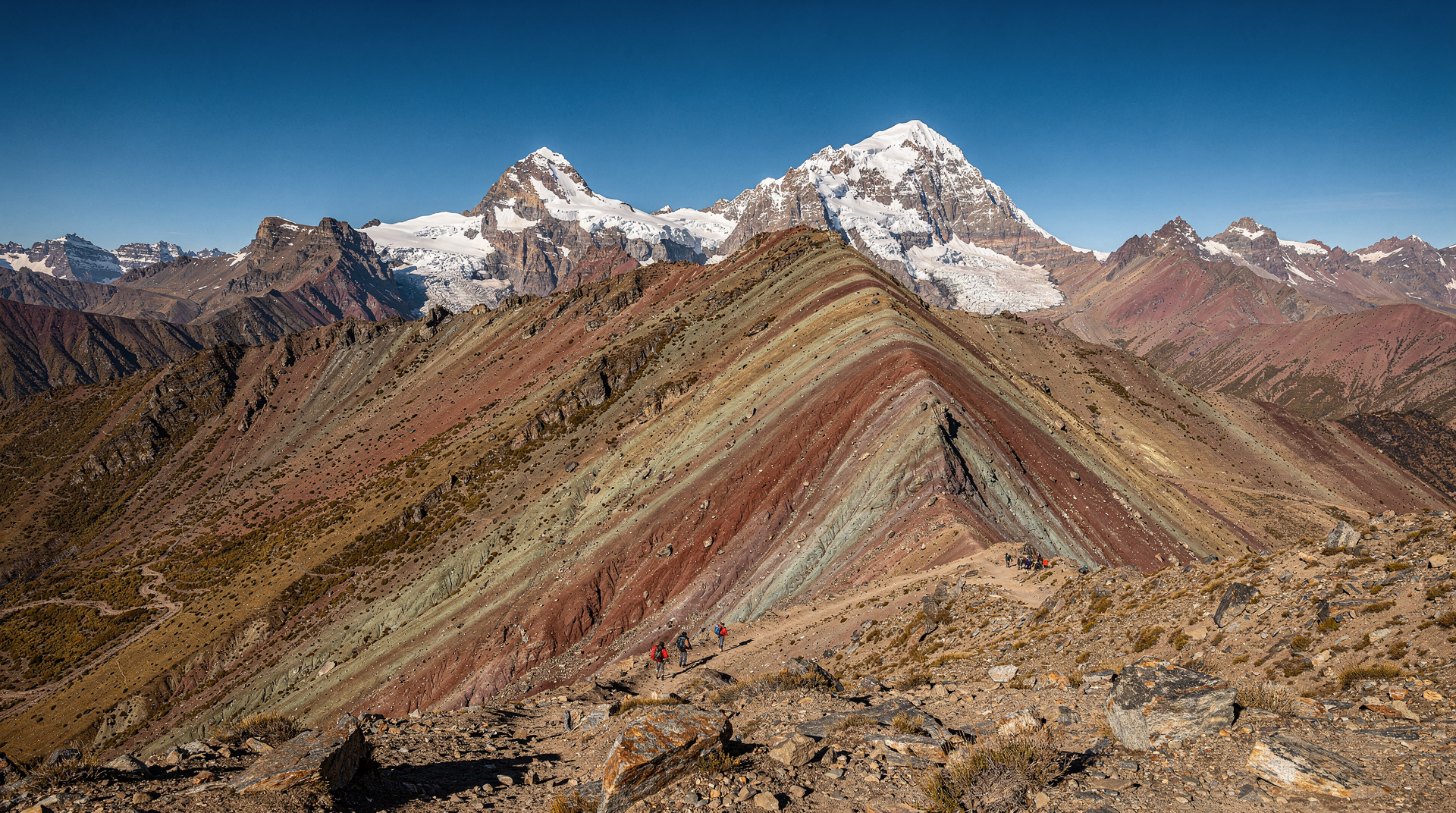 A Montanha Arco-Íris vale a pena? Uma resposta honesta para 2026 — Vinicunca é deslumbrante mas lotada a 5.200 m. Palccoyo é mais fácil, menos conc