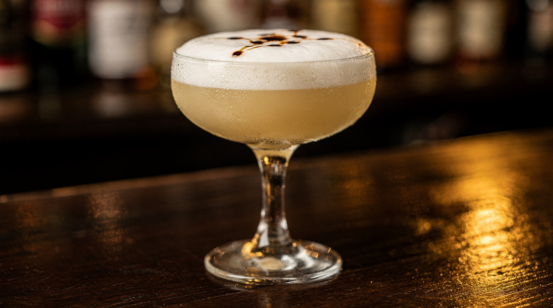 O pisco sour: o coquetel nacional do Peru explicado — Tudo sobre o coquetel nacional do Peru — o que é pisco, como se faz um pisco sou